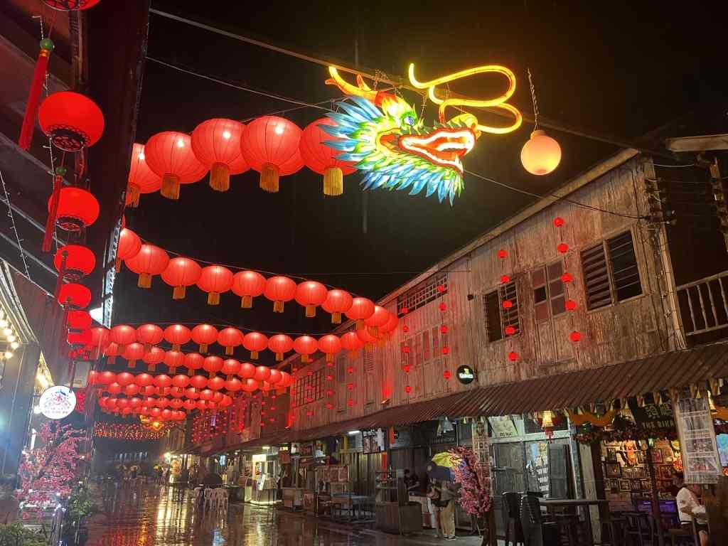 巨龍燈籠在新堯灣騰飛